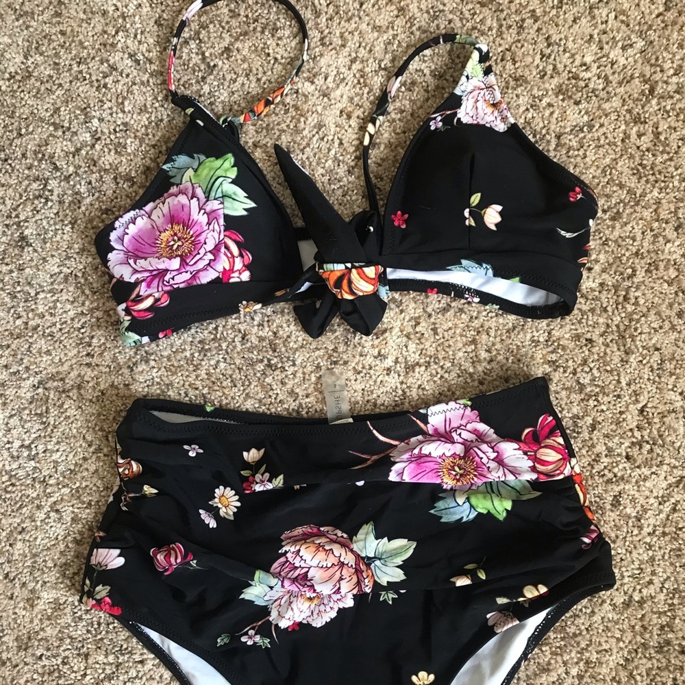 Cupshe 2 piece swim suit. Never worn